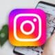 Instagram的标志与模糊的手机背景
