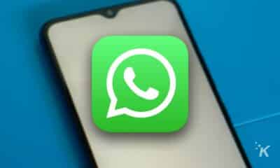模糊的智能手机背景Whatsapp图标